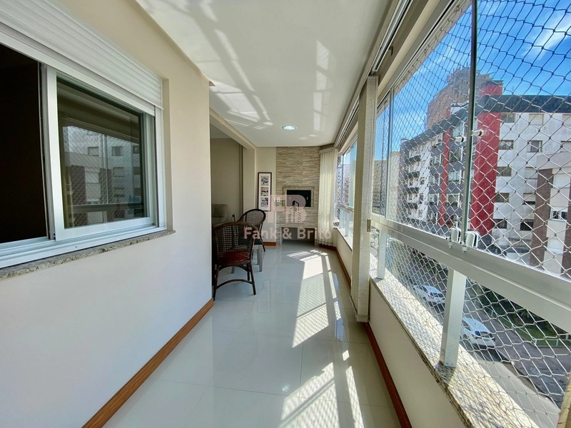 2 Dormitórios (1 Suíte), Frente Leste com 2 boxes, Perto da Praia: 5ª foto da galeria de imagens do imóvel