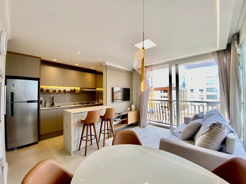 APARTAMENTO AO LADO DA PRAÇA FLAVIO BOIANOVSKI, DUAS QUADRAS DO MAR!: 4ª foto da galeria de imagens do imóvel