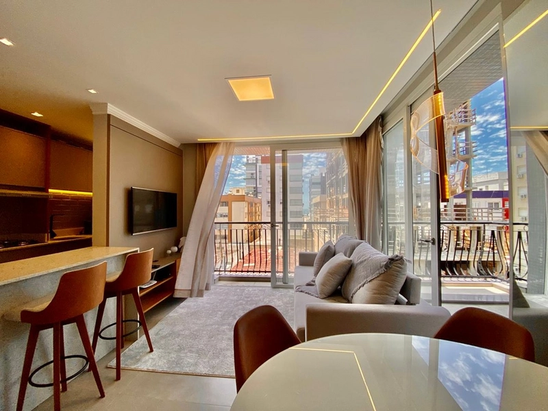 APARTAMENTO AO LADO DA PRAÇA FLAVIO BOIANOVSKI, DUAS QUADRAS DO MAR!: 3ª foto da galeria de imagens do imóvel