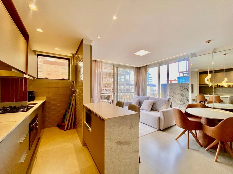 APARTAMENTO AO LADO DA PRAÇA FLAVIO BOIANOVSKI, DUAS QUADRAS DO MAR!: 2ª foto da galeria de imagens do imóvel