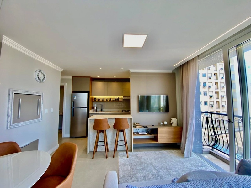 APARTAMENTO AO LADO DA PRAÇA FLAVIO BOIANOVSKI, DUAS QUADRAS DO MAR!: 6ª foto da galeria de imagens do imóvel