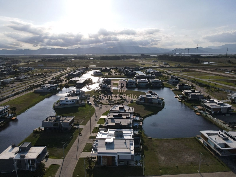 RESIDÊNCIA DE ESQUINA NO CONDOMÍNIO SENSE - LUXO E REQUINTE: 7ª foto da galeria de imagens do imóvel