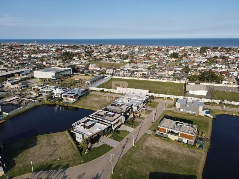 RESIDÊNCIA DE ESQUINA NO CONDOMÍNIO SENSE - LUXO E REQUINTE: 3ª foto da galeria de imagens do imóvel