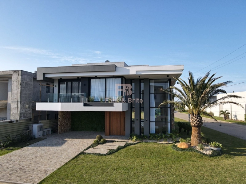 RESIDÊNCIA DE ESQUINA NO CONDOMÍNIO SENSE - LUXO E REQUINTE: 2ª foto da galeria de imagens do imóvel