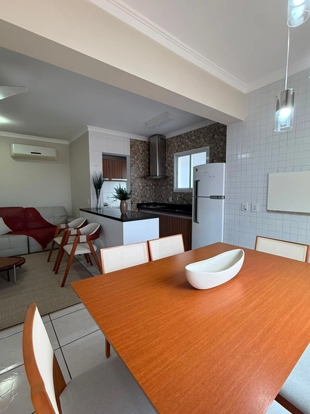 APARTAMENTO AO LADO DA PRAÇA FLAVIO BOIANOVSKI, POUCAS QUADRAS DO MAR!: 4ª foto da galeria de imagens do imóvel