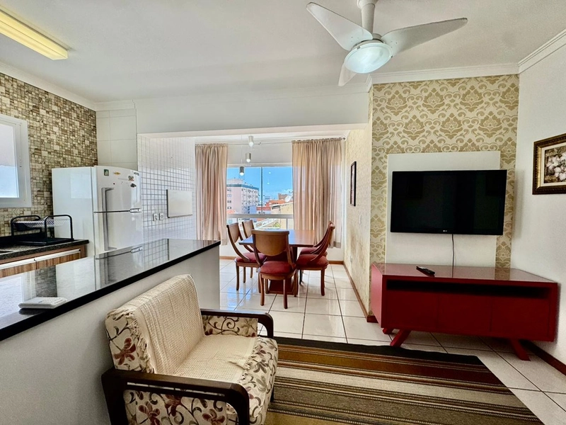 APARTAMENTO AO LADO DA PRAÇA FLAVIO BOIANOVSKI, POUCAS QUADRAS DO MAR!: 3ª foto da galeria de imagens do imóvel