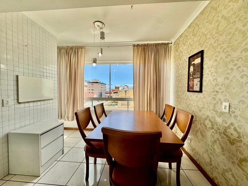APARTAMENTO AO LADO DA PRAÇA FLAVIO BOIANOVSKI, POUCAS QUADRAS DO MAR!: 4ª foto da galeria de imagens do imóvel