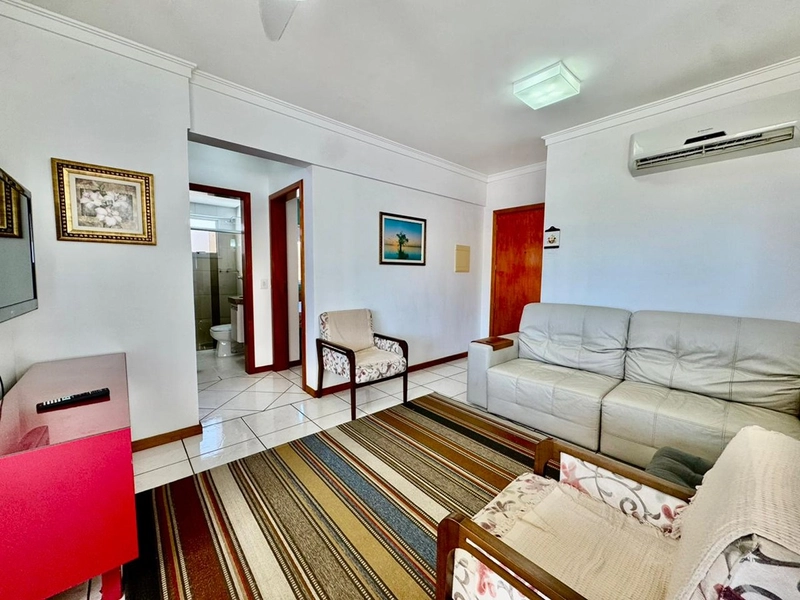 APARTAMENTO AO LADO DA PRAÇA FLAVIO BOIANOVSKI, POUCAS QUADRAS DO MAR!: 2ª foto da galeria de imagens do imóvel