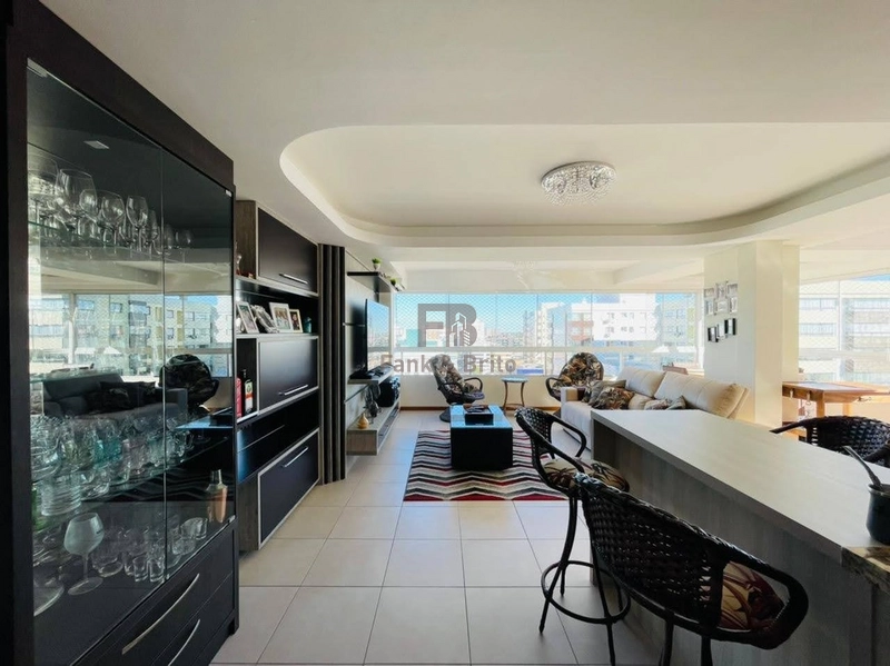 Apartamento com vista para o mar e serra: 1ª foto da galeria de imagens do imóvel