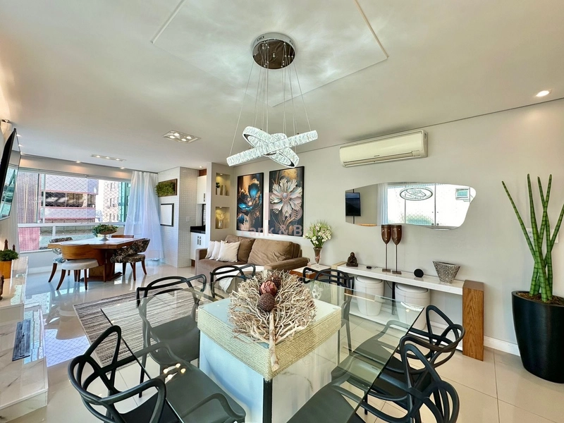 Mobiliado e decorado de frente para praça.: 5ª foto da galeria de imagens do imóvel