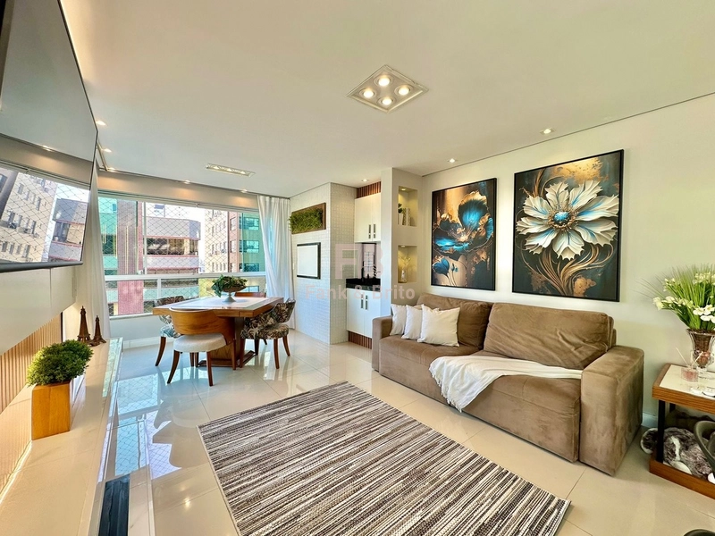 Mobiliado e decorado de frente para praça.: 1ª foto da galeria de imagens do imóvel