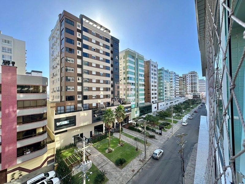 Mobiliado e decorado de frente para praça.: 8ª foto da galeria de imagens do imóvel