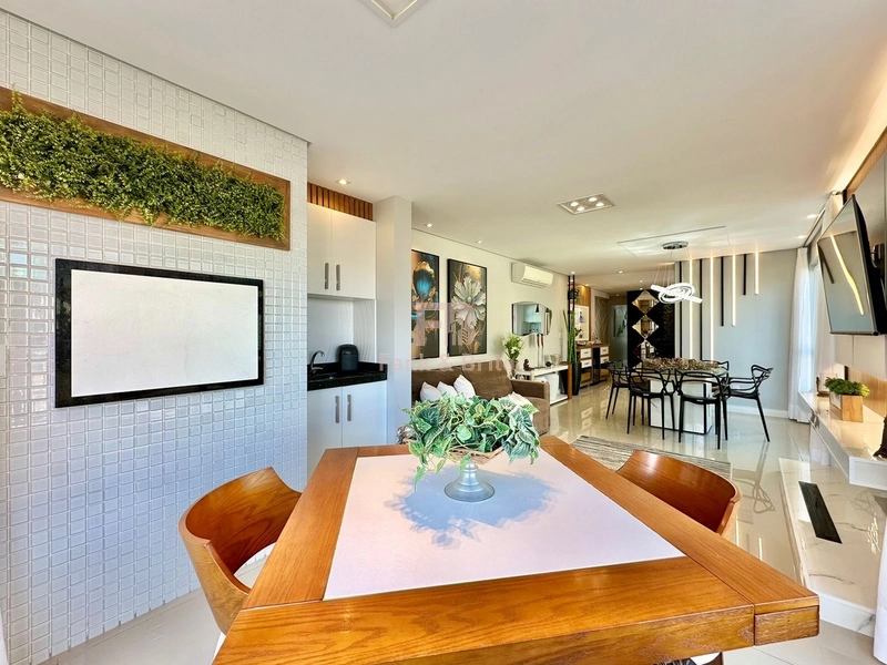 Mobiliado e decorado de frente para praça.: 3ª foto da galeria de imagens do imóvel