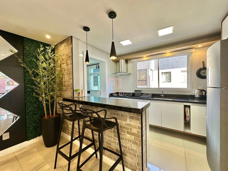 Mobiliado e decorado de frente para praça.: 10ª foto da galeria de imagens do imóvel