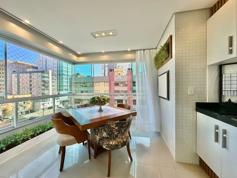 Mobiliado e decorado de frente para praça.: 4ª foto da galeria de imagens do imóvel