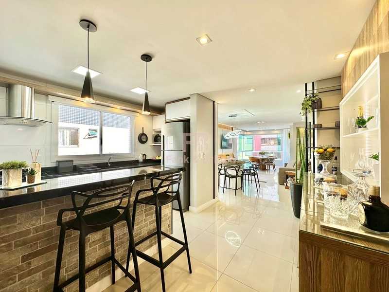 Mobiliado e decorado de frente para praça.: 9ª foto da galeria de imagens do imóvel