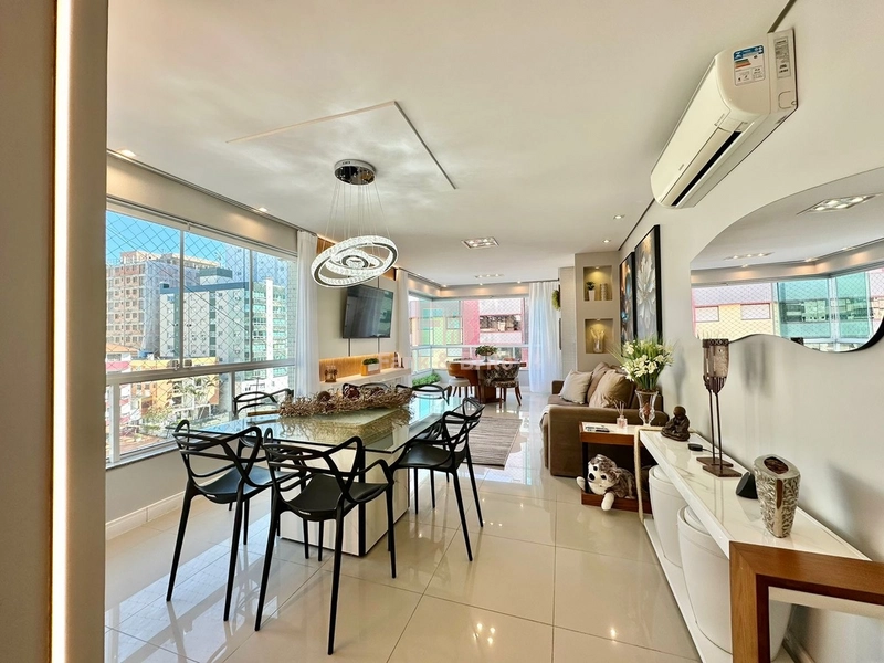 Mobiliado e decorado de frente para praça.: 2ª foto da galeria de imagens do imóvel