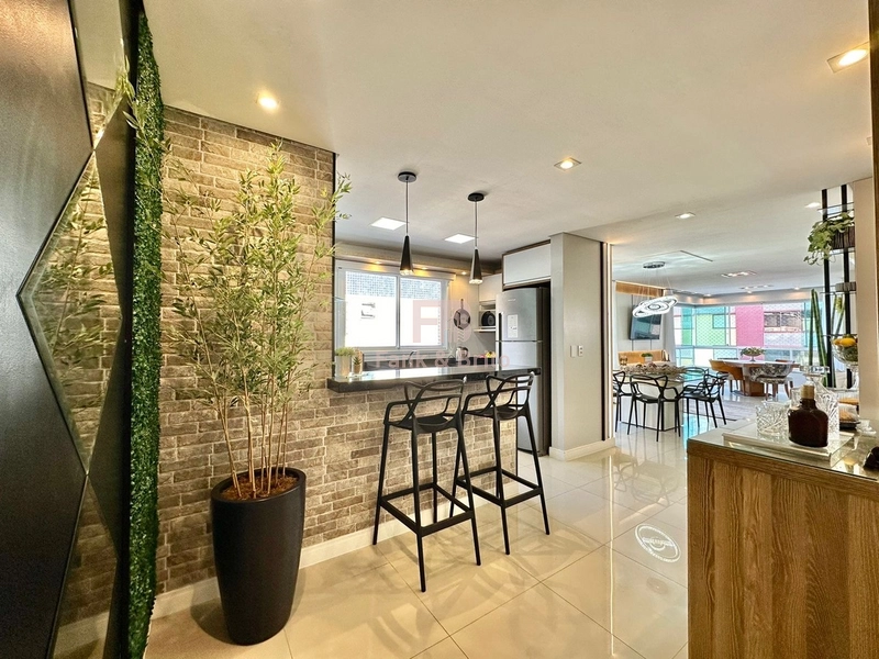 Mobiliado e decorado de frente para praça.: 14ª foto da galeria de imagens do imóvel