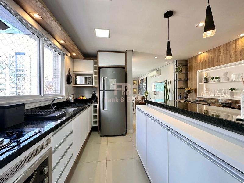 Mobiliado e decorado de frente para praça.: 12ª foto da galeria de imagens do imóvel