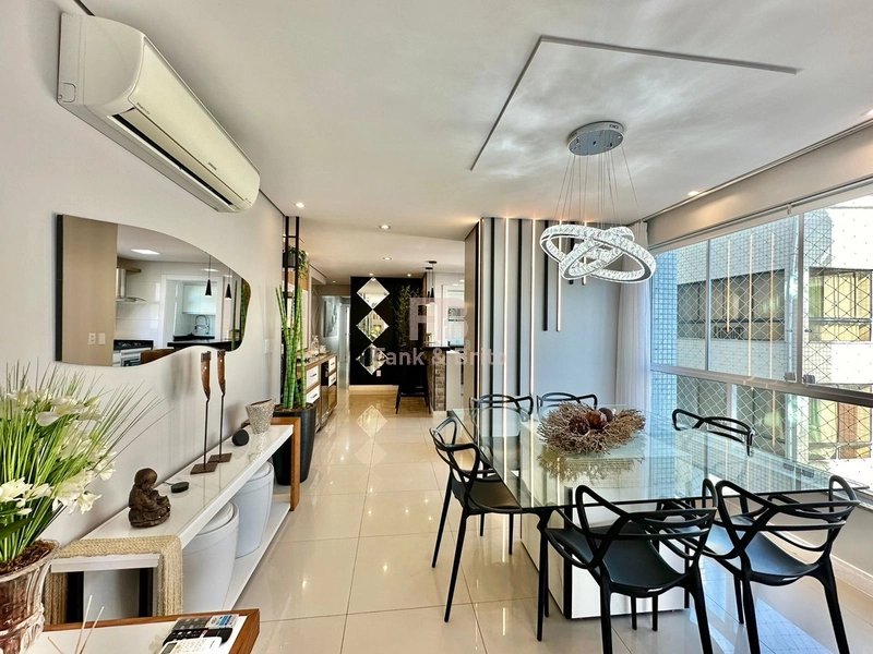 Mobiliado e decorado de frente para praça.: 6ª foto da galeria de imagens do imóvel