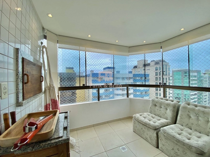 Sacada de frente para Avenida: 7ª foto da galeria de imagens do imóvel