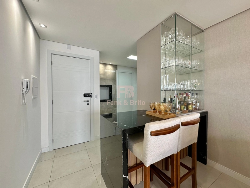 APARTAMENTO FINAMENTE MOBILIADO E DECORADO AOS PÉS DA PRAÇA: 8ª foto da galeria de imagens do imóvel