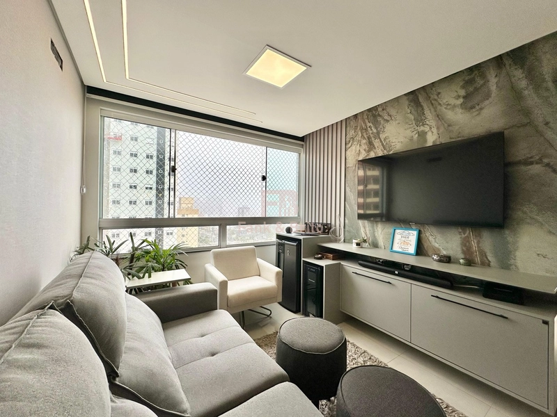 APARTAMENTO FINAMENTE MOBILIADO E DECORADO AOS PÉS DA PRAÇA: 3ª foto da galeria de imagens do imóvel