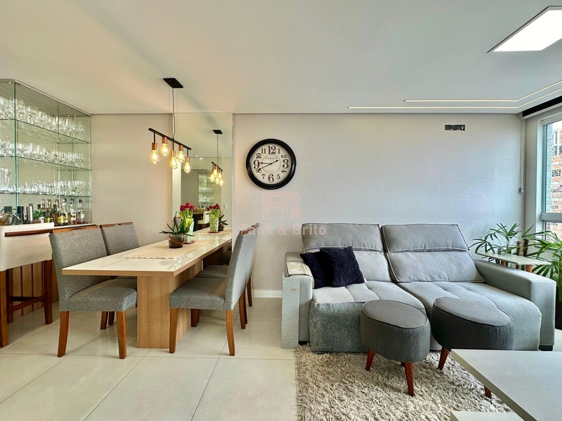 APARTAMENTO FINAMENTE MOBILIADO E DECORADO AOS PÉS DA PRAÇA: 1ª foto da galeria de imagens do imóvel