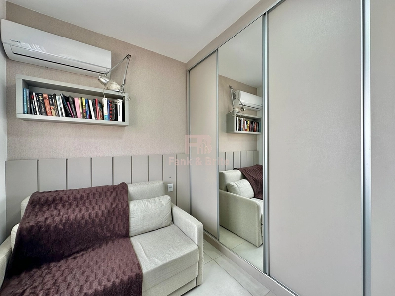 APARTAMENTO FINAMENTE MOBILIADO E DECORADO AOS PÉS DA PRAÇA: 17ª foto da galeria de imagens do imóvel