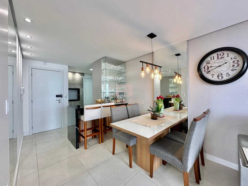 APARTAMENTO FINAMENTE MOBILIADO E DECORADO AOS PÉS DA PRAÇA: 4ª foto da galeria de imagens do imóvel