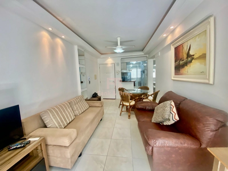 Dois dormitórios a uma quadra do mar: 1ª foto da galeria de imagens do imóvel