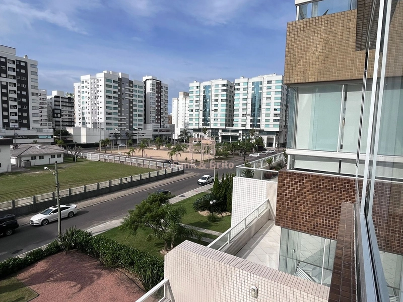 APARTAMENTO COM VISTA PARA A PRAÇA, POUCAS QUADRAS DO MAR!: 2ª foto da galeria de imagens do imóvel