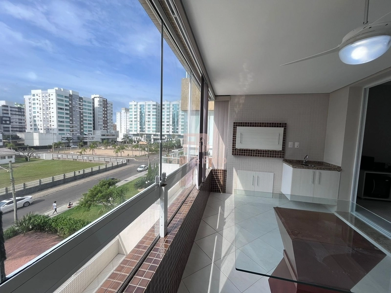 APARTAMENTO COM VISTA PARA A PRAÇA, POUCAS QUADRAS DO MAR!: 1ª foto da galeria de imagens do imóvel