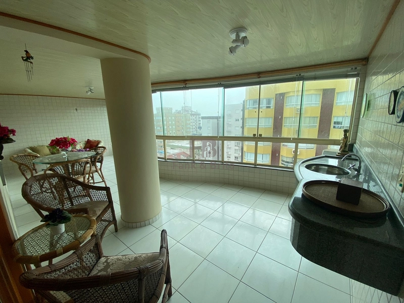 VENDE APARTAMENTO COM SACADÃO DE FRENTE PARA RUA SEPÉ: 1ª foto da galeria de imagens do imóvel