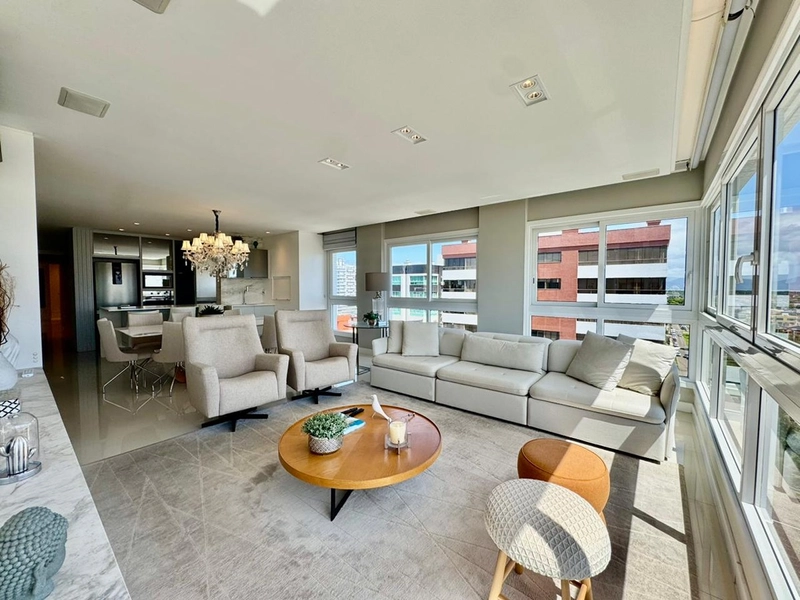 Excelente apartamento 3 dormitórios, frente para a praça e com vista para o mar!: 3ª foto da galeria de imagens do imóvel