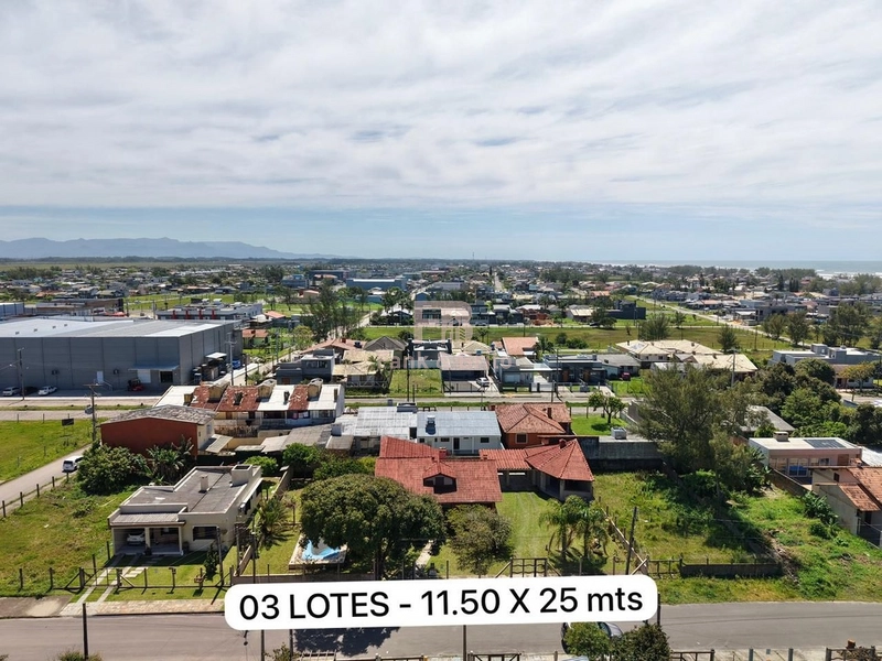 CASA COM 3 TERRENOS APENAS 2 QUADRAS DO MAR: 1ª foto da galeria de imagens do imóvel