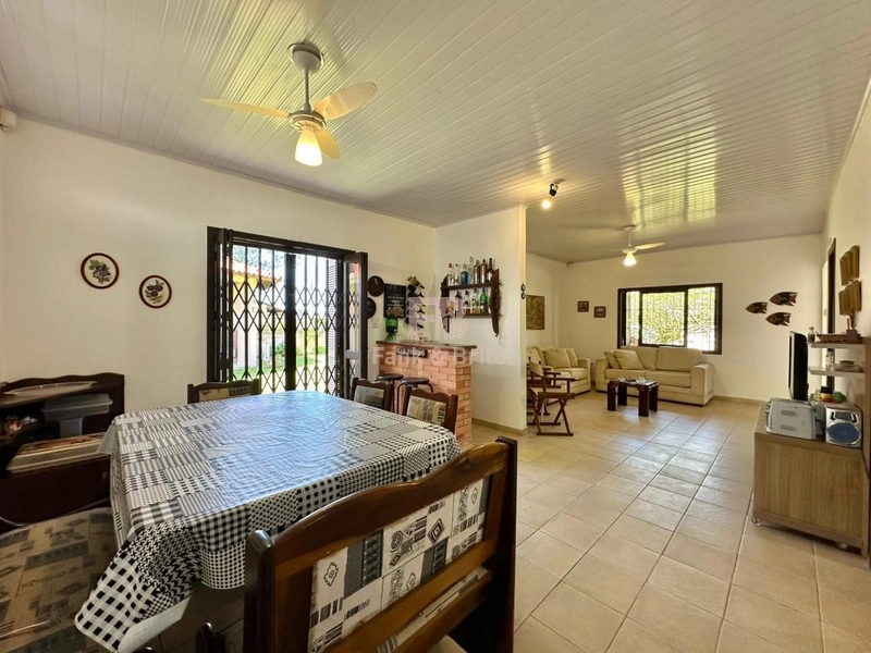 CASA COM 3 TERRENOS APENAS 2 QUADRAS DO MAR: 6ª foto da galeria de imagens do imóvel