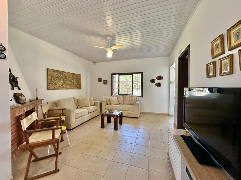 CASA COM 3 TERRENOS APENAS 2 QUADRAS DO MAR: 4ª foto da galeria de imagens do imóvel