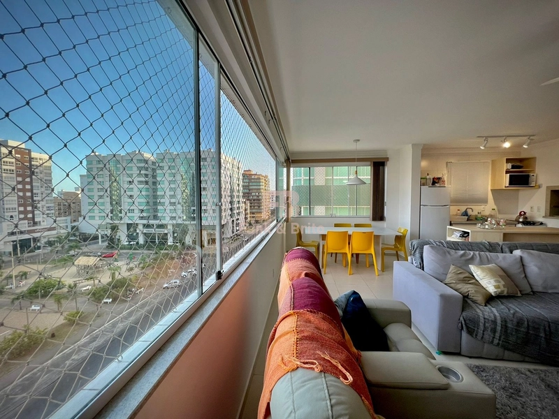 Frente para linda praça e vista liberada!: 2ª foto da galeria de imagens do imóvel