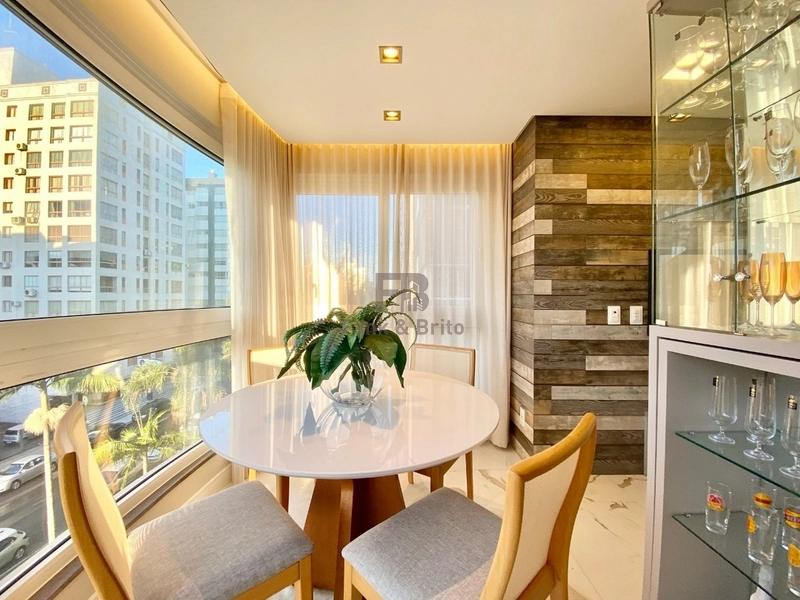 TRÊS DORMITÓRIOS DE ALTO PADRÃO A VENDA NO CENTRO DE CAPÃO DA CANOA: 3ª foto da galeria de imagens do imóvel