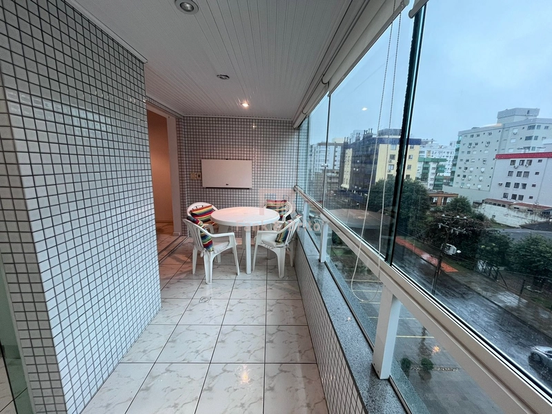 JUNTO A PRAÇA FLAVIO BOIANOVISK! SACADA DE FRENTE COM CHURRASQUEIRA: 3ª foto da galeria de imagens do imóvel