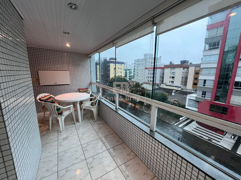 JUNTO A PRAÇA FLAVIO BOIANOVISK! SACADA DE FRENTE COM CHURRASQUEIRA: 1ª foto da galeria de imagens do imóvel