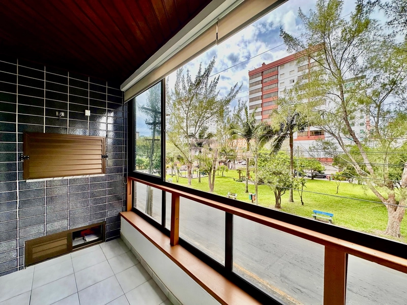 SACADA DE FRENTE PARA A PRAÇA DA FLÁVIO BOIANÓVSKI.: 1ª foto da galeria de imagens do imóvel