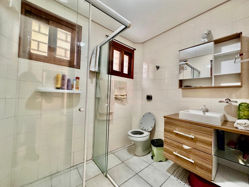 SACADA DE FRENTE PARA A PRAÇA DA FLÁVIO BOIANÓVSKI.: 21ª foto da galeria de imagens do imóvel