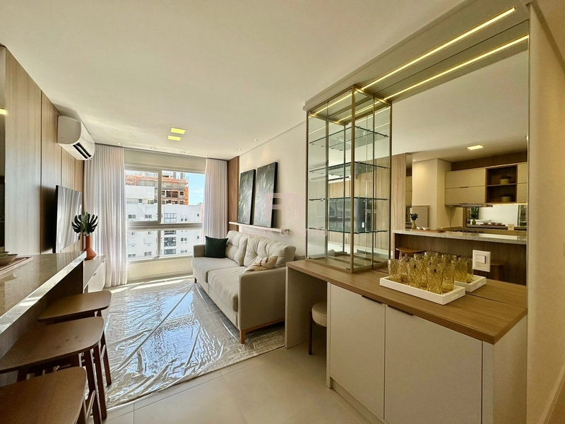 VENDE AMPLO APARTAMENTO FINAMENTE MOBILIADO E DECORADO: 2ª foto da galeria de imagens do imóvel