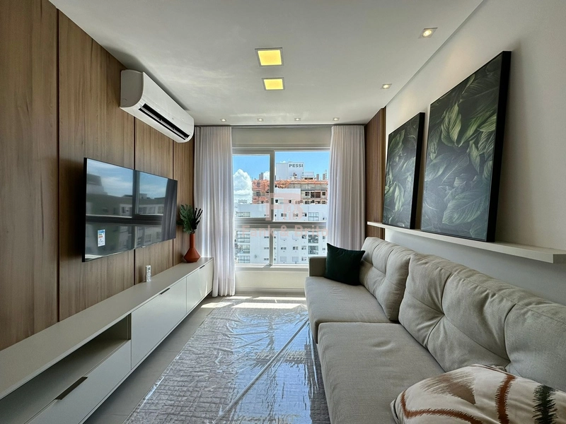 VENDE AMPLO APARTAMENTO FINAMENTE MOBILIADO E DECORADO: 1ª foto da galeria de imagens do imóvel