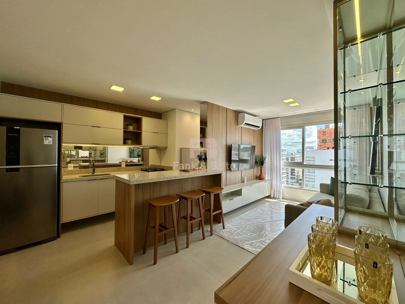 VENDE AMPLO APARTAMENTO FINAMENTE MOBILIADO E DECORADO: 3ª foto da galeria de imagens do imóvel