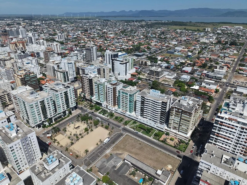 Apartamento à venda próximo ao mar com vista para a praça!: 3ª foto da galeria de imagens do imóvel