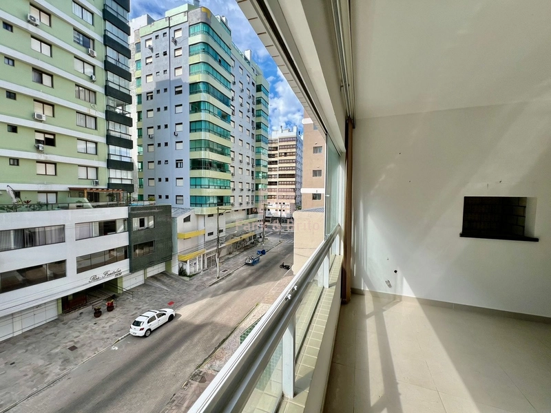 Sacada de frente com sol da manhã.: 5ª foto da galeria de imagens do imóvel