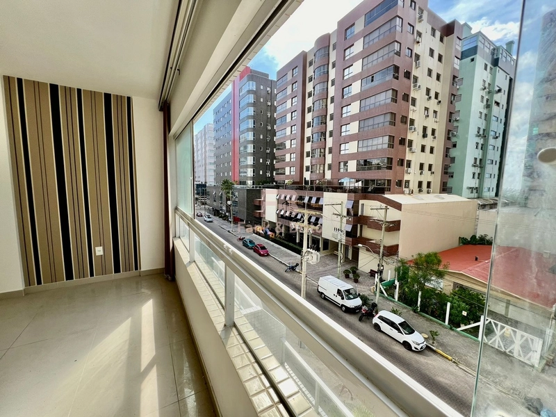 Sacada de frente com sol da manhã.: 16ª foto da galeria de imagens do imóvel